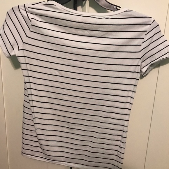💋3/$15💋 H&M black and white striped shirt - Picture 3 of 4